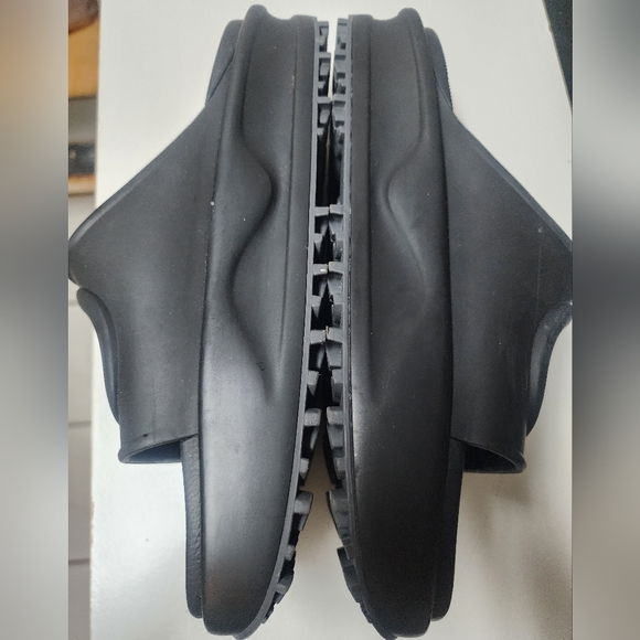 SOLD Men's Gucci Slides Authentic GG embossed rubber flatform slides - Picture 12 of 17